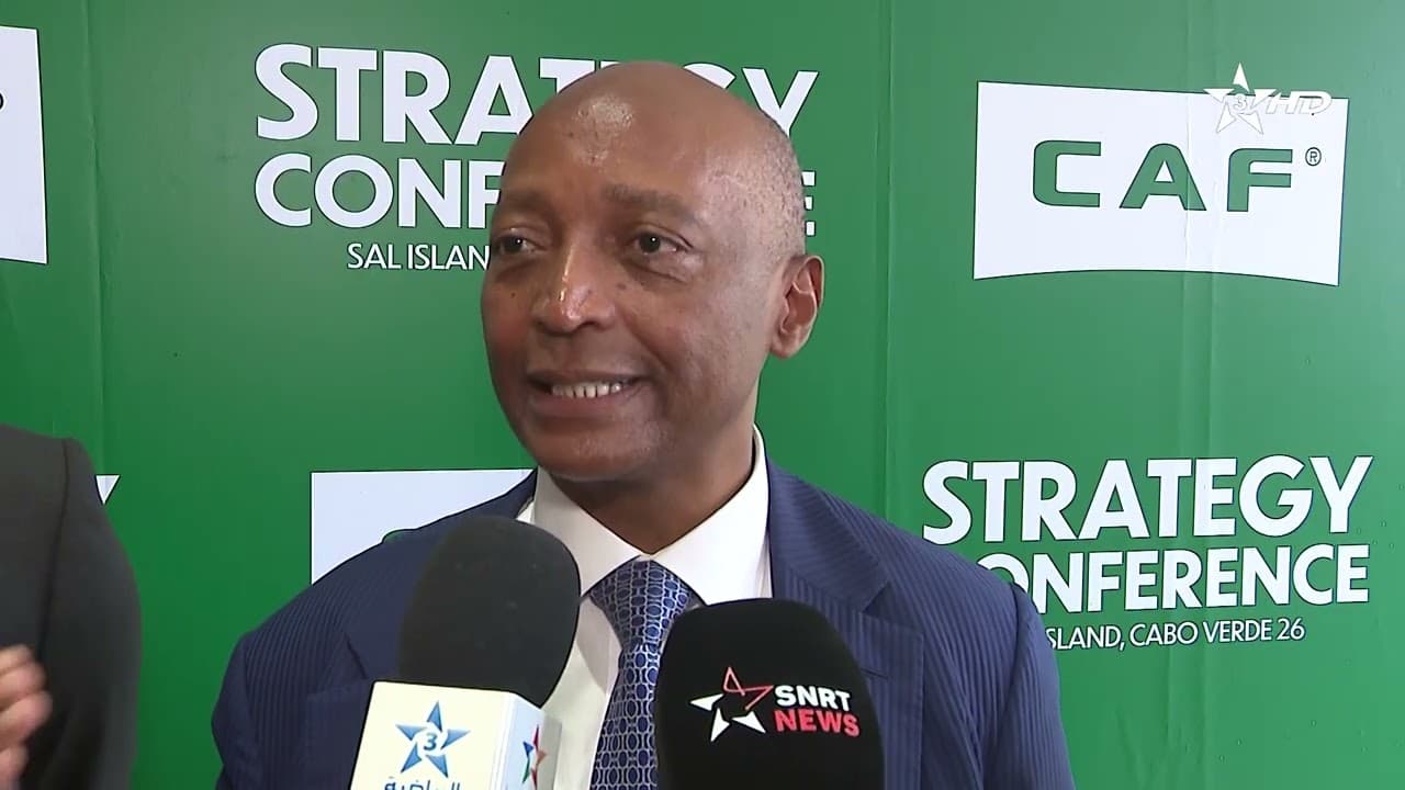 جزيرة سال – الرأس الأخضر.. رئيس الاتحاد الإفريقي لكرة القدم، باتريس موتسيبي، على هامش مؤتمر