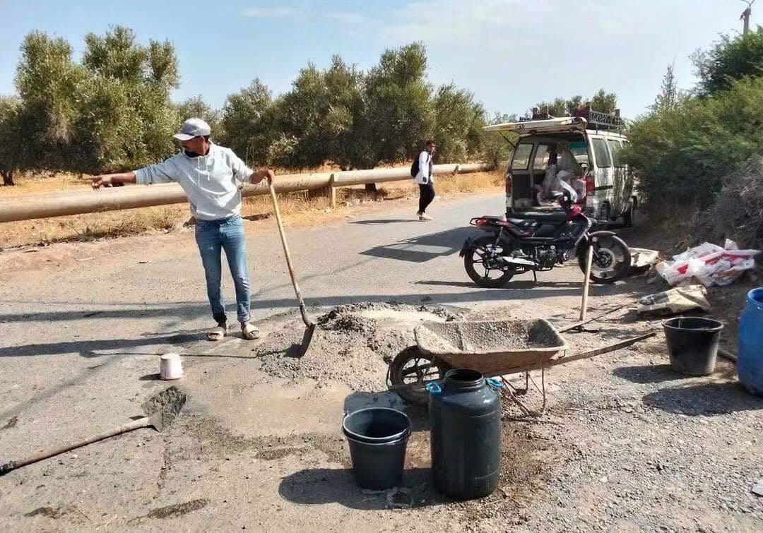 سائقو «الهوندات» يرممون طريق محورية بتسلطانت في ظل غياب تدخل الجماعة بادر أعضاء…